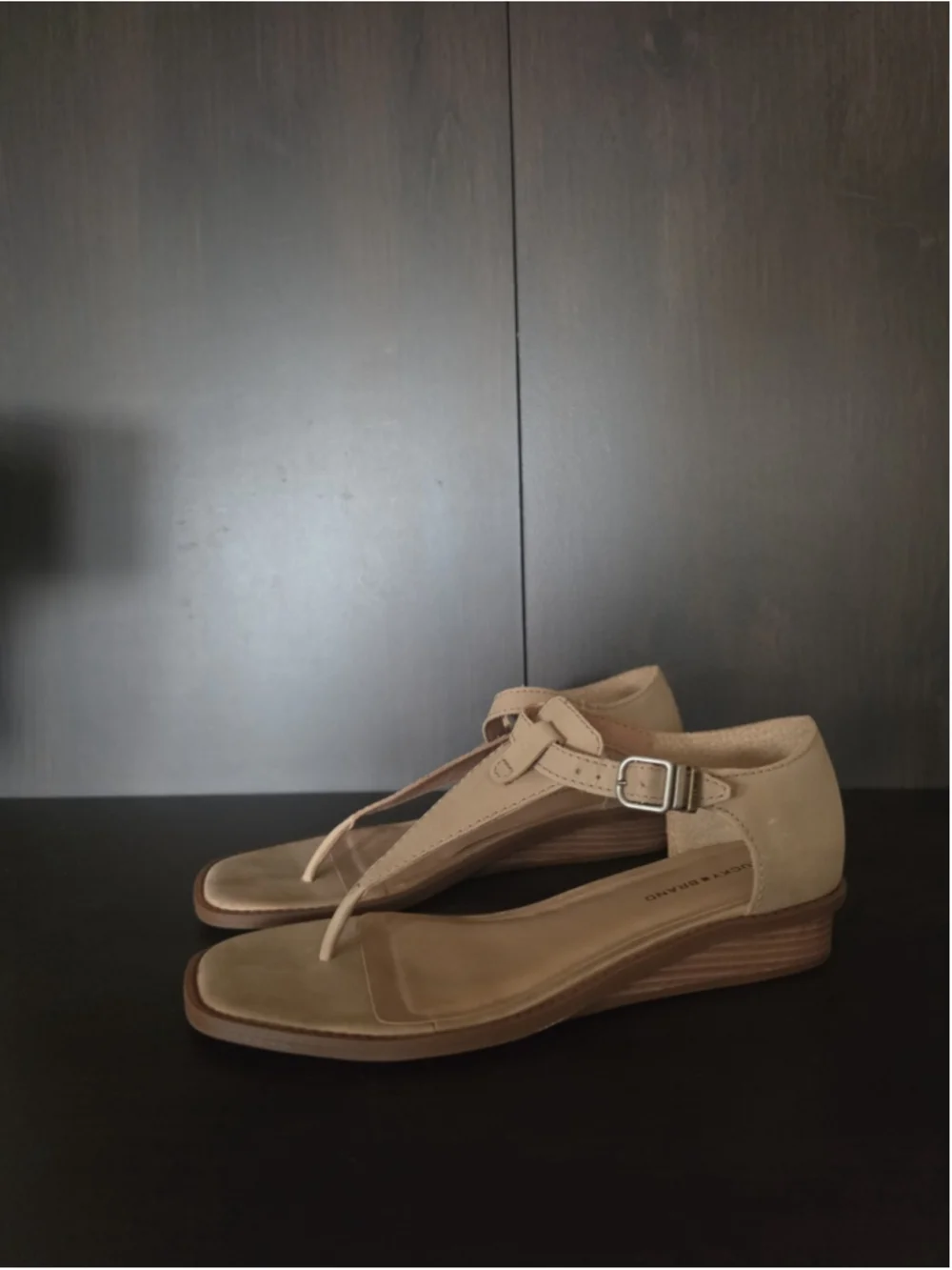 Lucky Brand Annamae LEATHER T Strap Wedge Sandals 8 M Cortado Beige